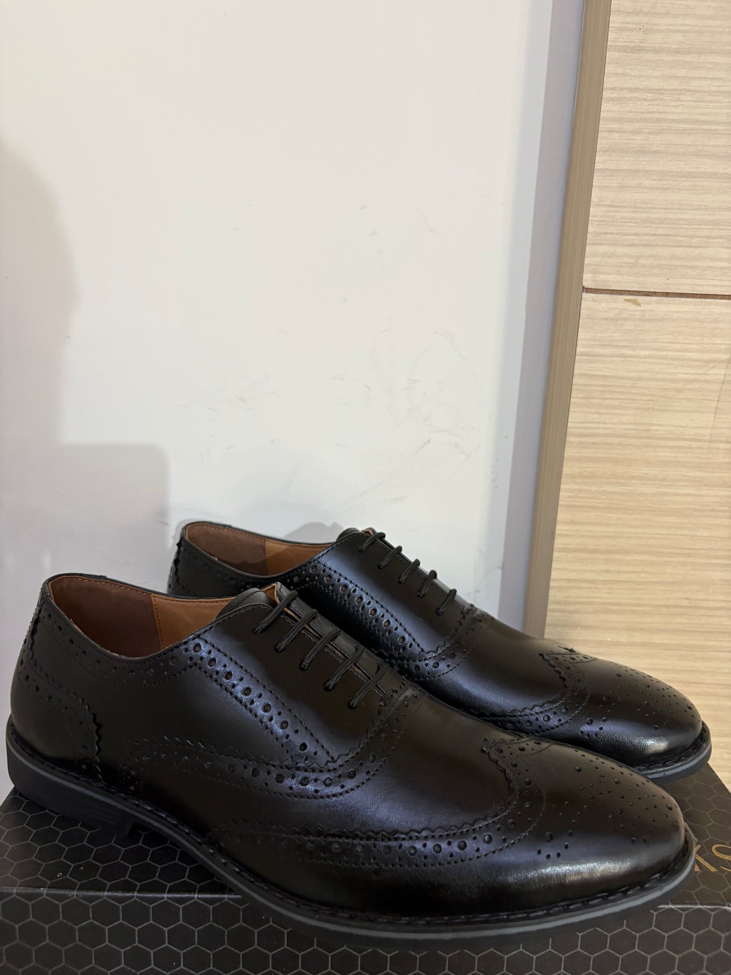 BROGUE DETAILED OXFORDS