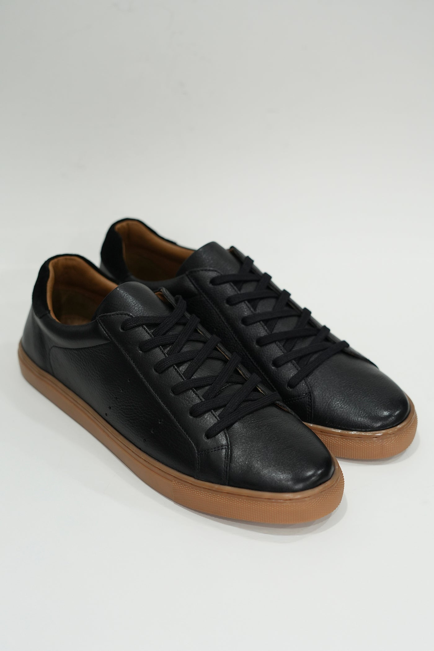 BLACK LOW-TOP SNEAKERS