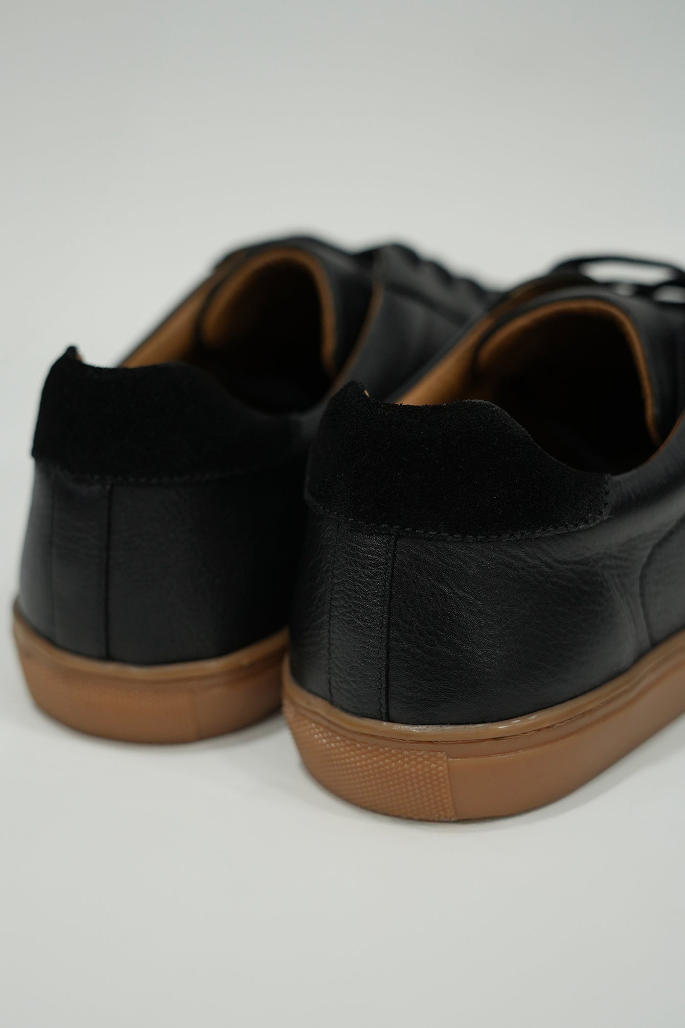 BLACK LOW-TOP SNEAKERS