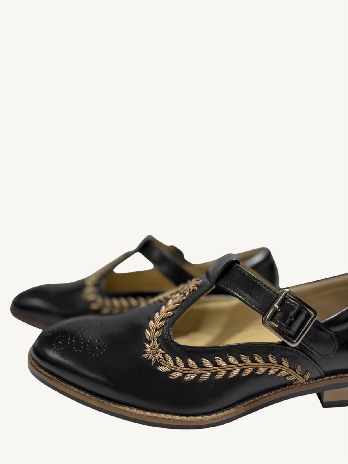 BLACK LEATHER EMBROIDERED BUCKLE STRAP SHOES